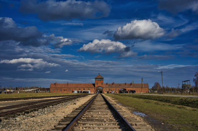 Gleise und Eingang von Auschwitz